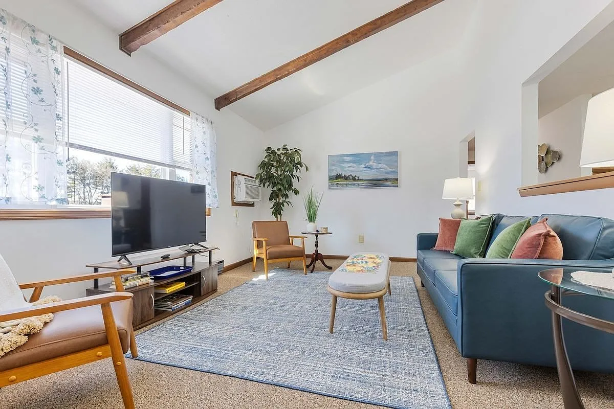 2 bed, 1.0 bath, 890 sqft, $2,500 — Photo 1