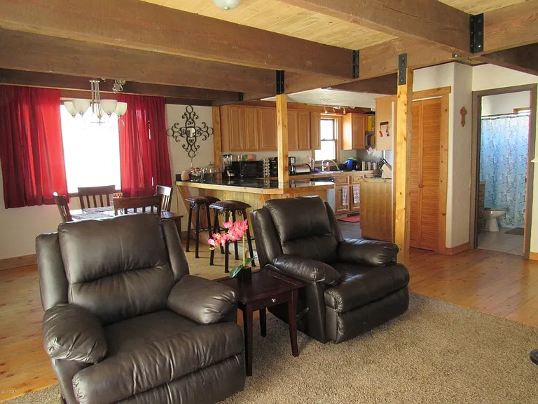 252 W Garnet Ave — Photo 3