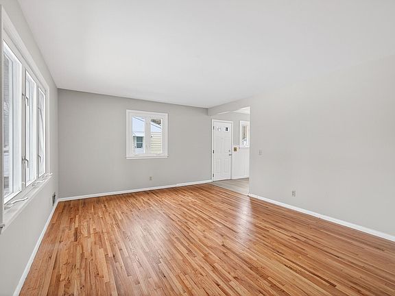 5th image of 4810 Karen Pl