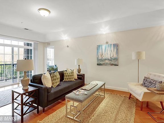 Beautifully Sunlit Room w Added Art Lighting