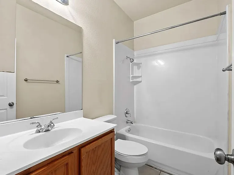 611 Zennia St #B — Photo 10