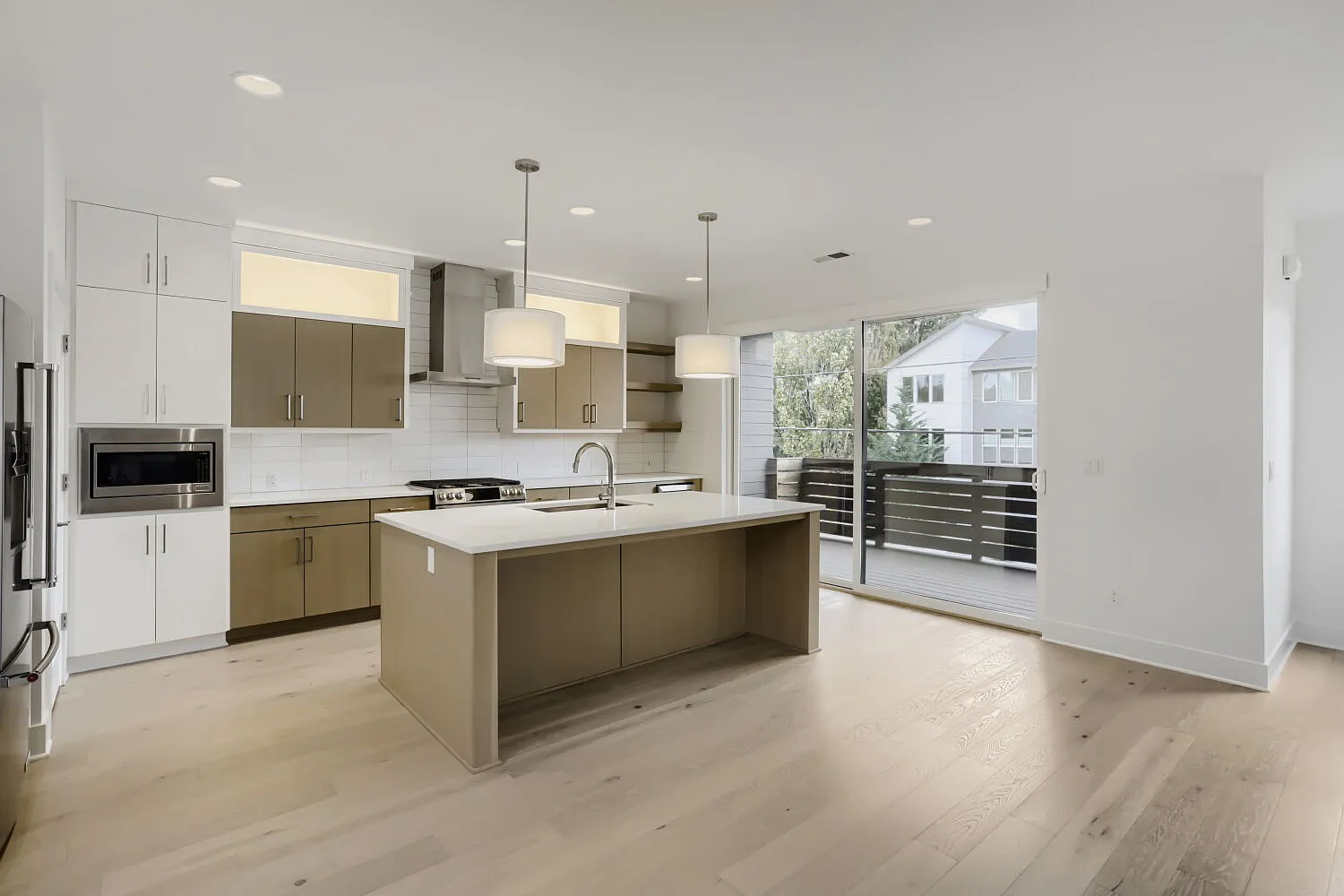 4 bed, 3.5 bath, 2334 sqft, $3,999 — Photo 4
