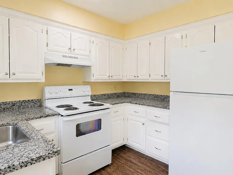 2202 S Cleveland Ave — Photo 5