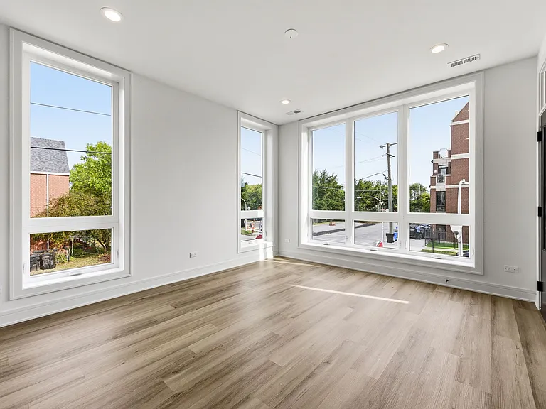 3902 S Lake Park Ave #2 — Photo 5