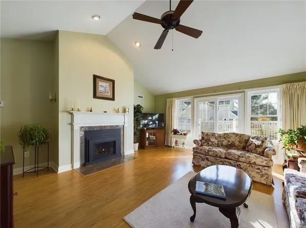 224 Corey Ln, Middletown, RI 02842