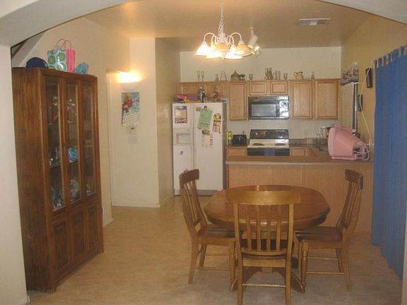 KITCHEN/EATING AREA