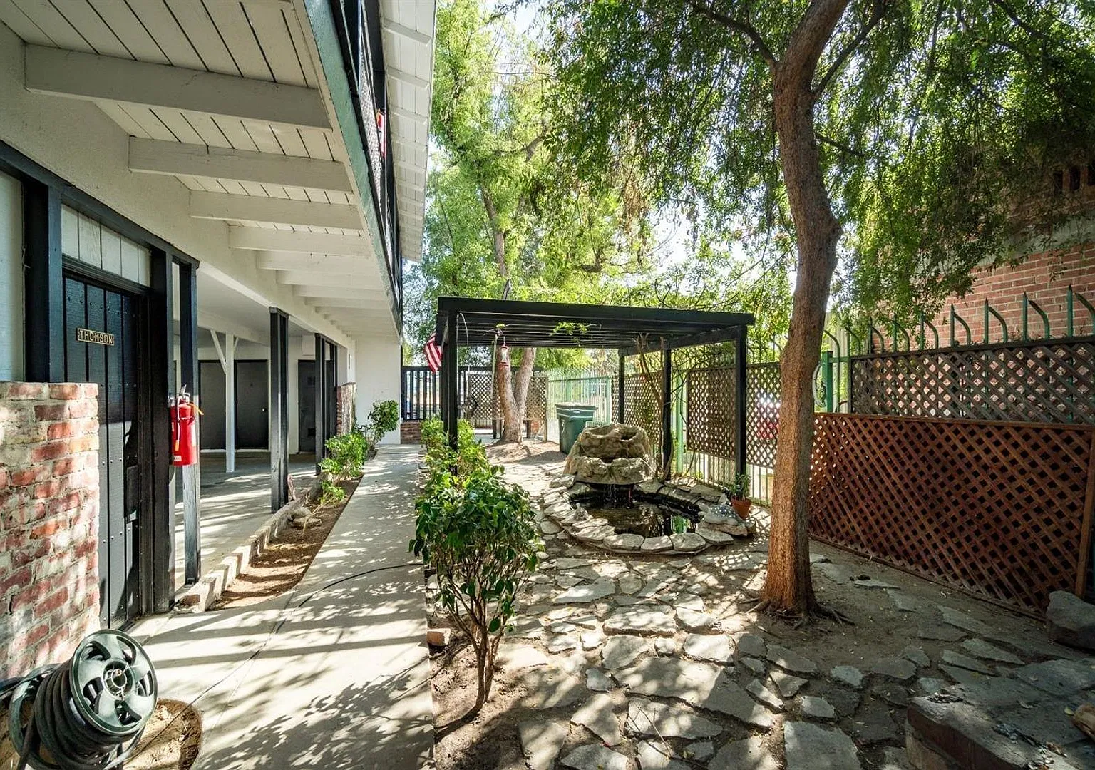 511 N Yosemite Ave — Photo 2