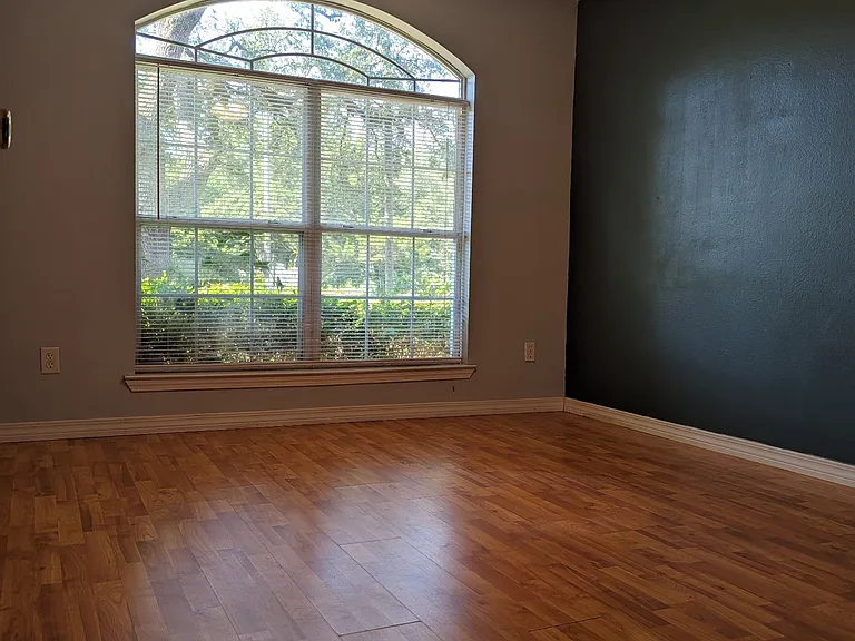 832 Fairview Dr — Photo 4