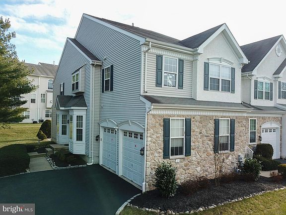 3rd image of 11 Portsmouth Cir