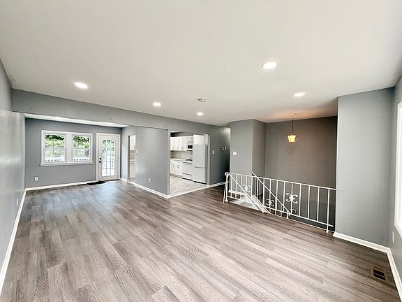 3rd image of 309 Ellis Ct