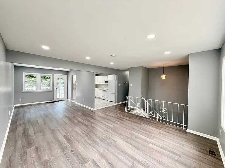 309 Ellis Ct — Photo 3