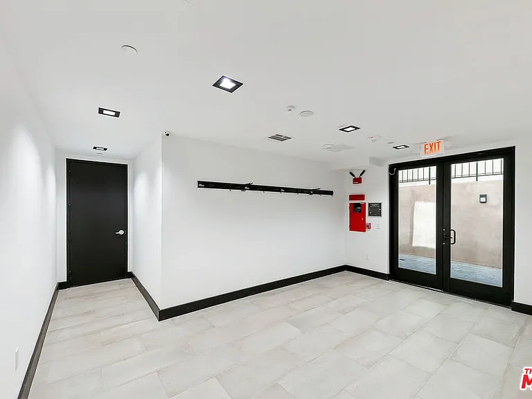 10842 Victory Blvd #201 — Photo 3
