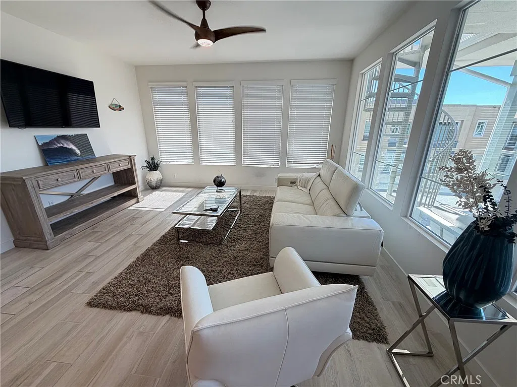 3 bed, 1836 sqft, $4,950 — Photo 2