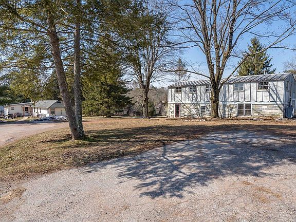 3rd image of 58 Pond Ln
