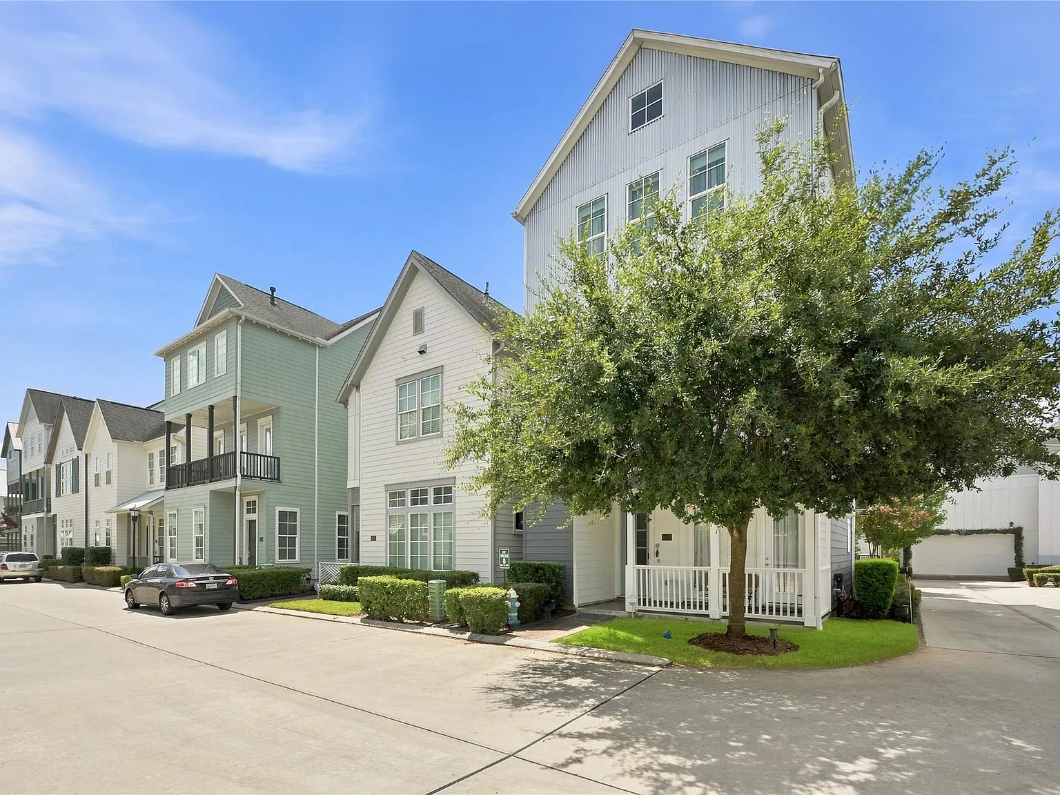 3 bed, 3.5 bath, 2252 sqft, $5,000 — Photo 2