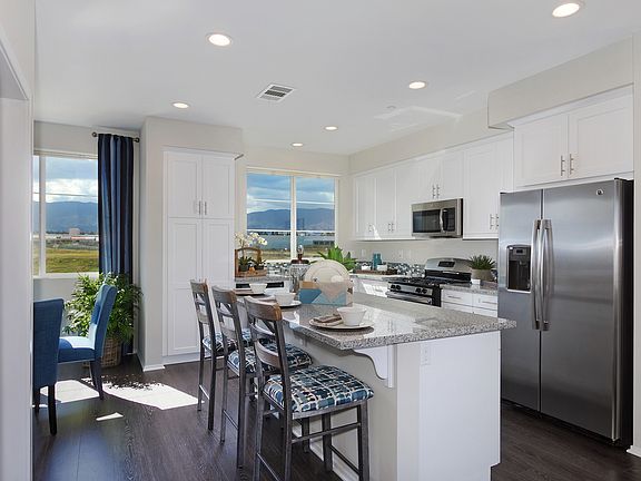 Gourmet kitchen with island