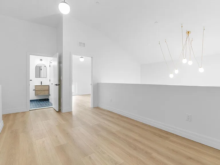 41 N Main St — Photo 11