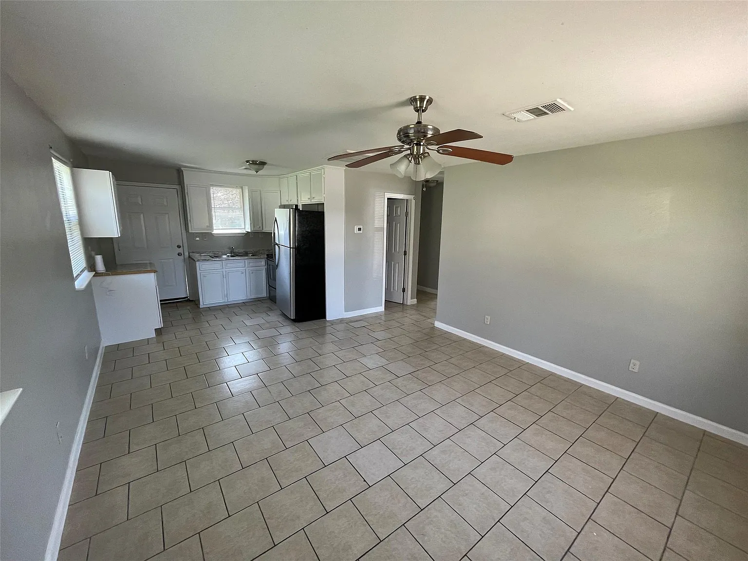 3 bed, 2.0 bath, 941 sqft, $1,895 — Photo 4