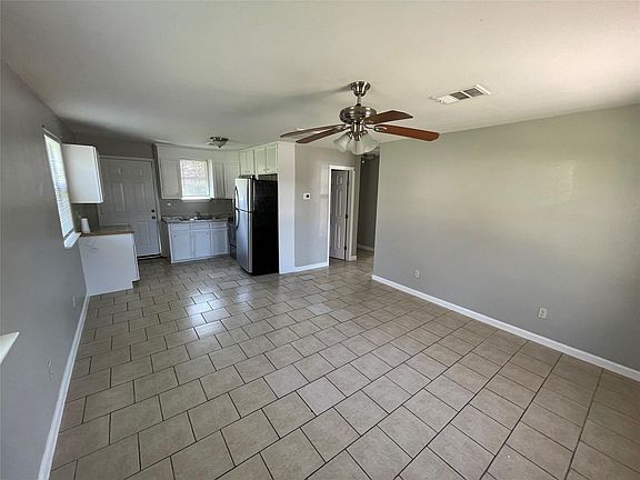 4th image of 1041 Lott Ave