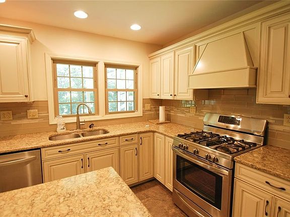 4th image of 34 Meadowcrest Dr