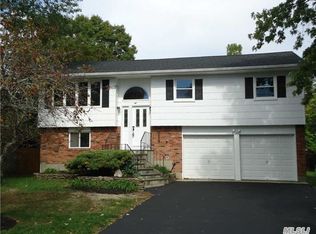 5 Faith Dr, Hampton Bays, NY 11946