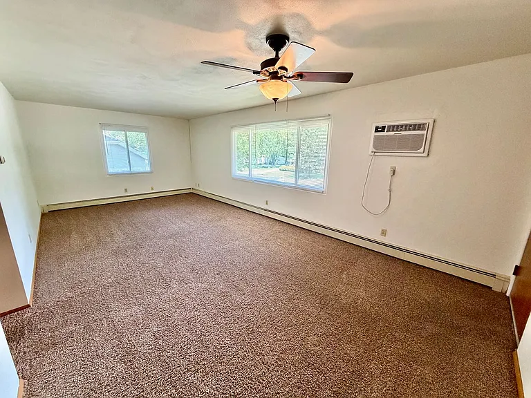 Spacious 2 Bedroom 1 Bathroom! — Photo 3