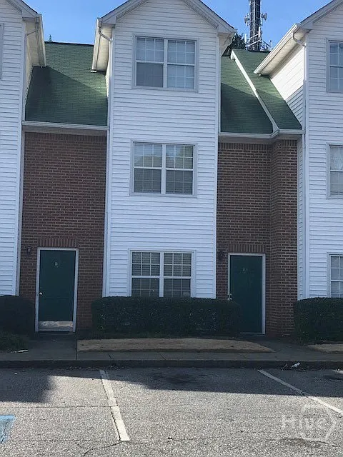 3 bed, 2.5 bath, 1325 sqft, $1,900 — Photo 2