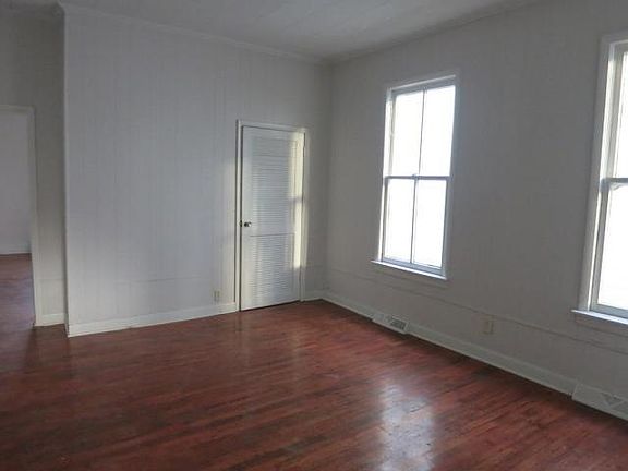 3rd image of 711 Rose Ave