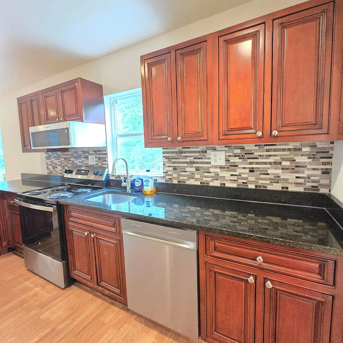 6 bed, 3.0 bath, 1920 sqft, $5,300 — Photo 4