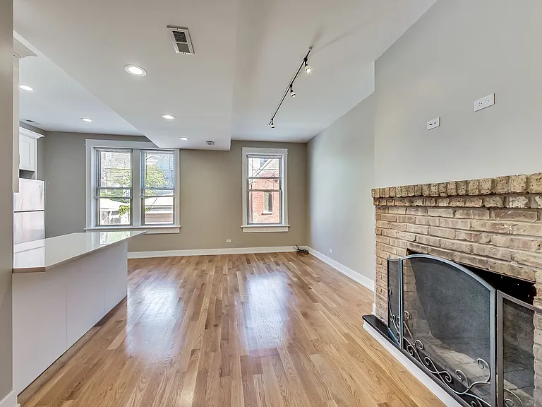 1914 W Crystal St #2R — Photo 3