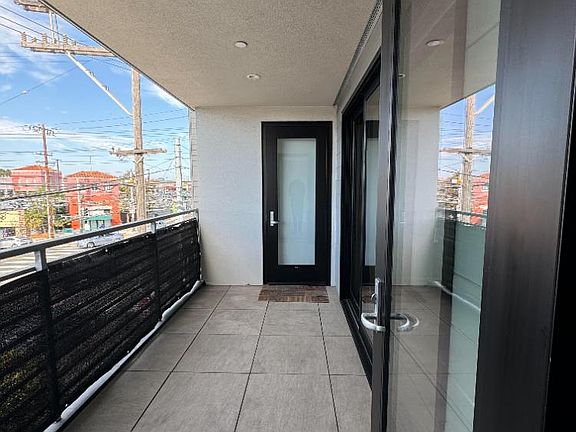 4th image of 2421 16th St Unit 301