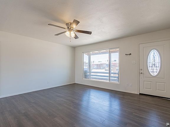 3rd image of 910 E 25th Pl