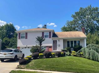 31 Humphrey Dr, Syosset, NY 11791