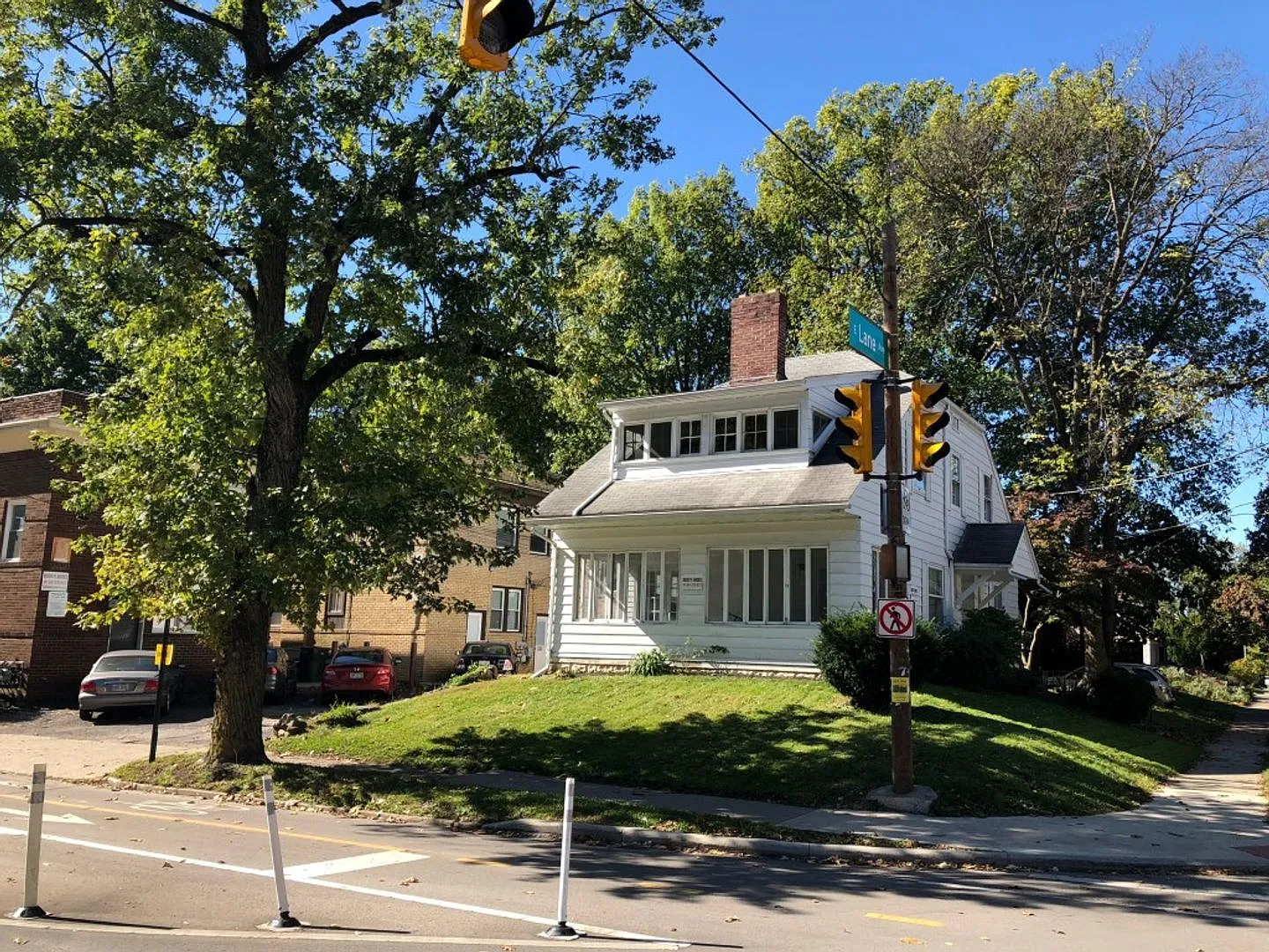 297 E Lane — Photo 2