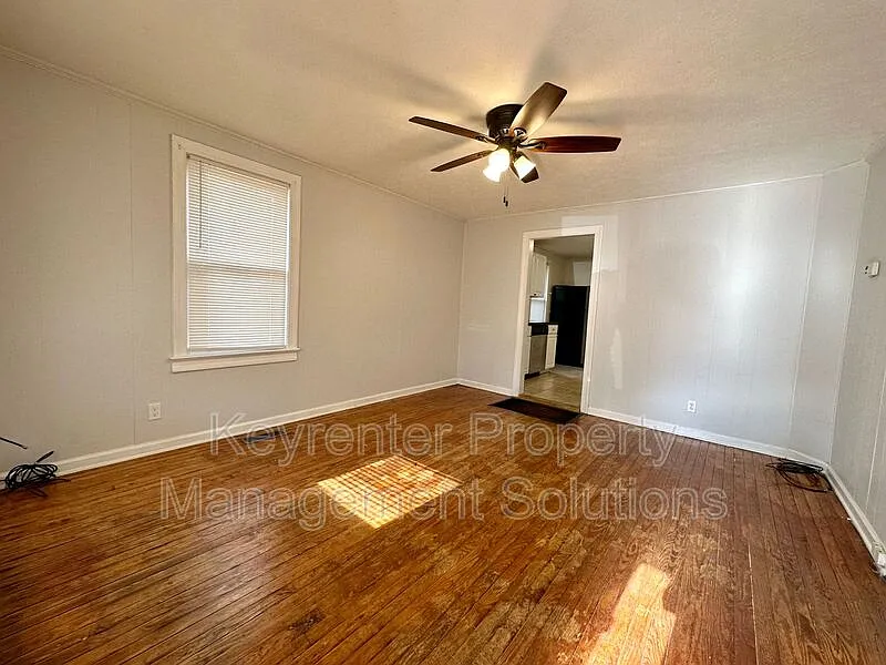 2 bed, 1.0 bath, 806 sqft, $1,300 — Photo 2
