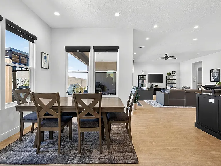 111 N Black Canyon Ave — Photo 6