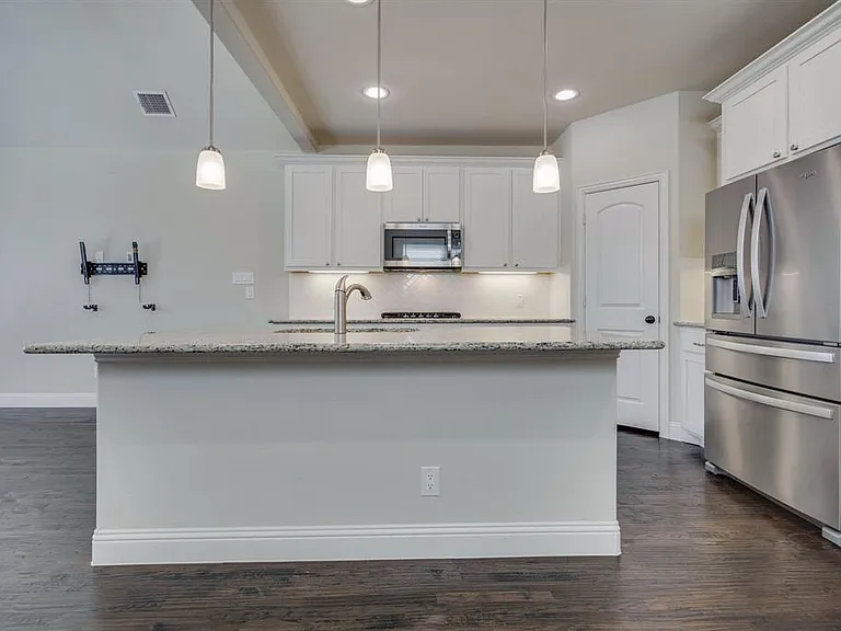4221 Broadway Ave — Photo 12