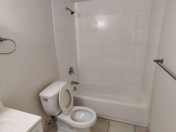 3rd image of 790 NE 128th St APT 302