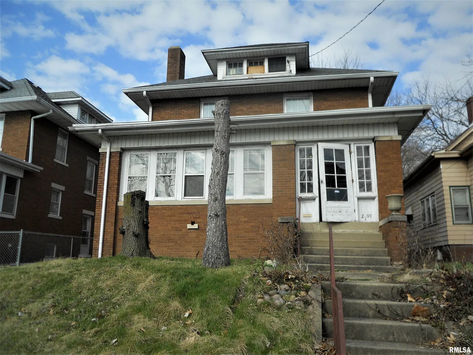 2107 N Linn St photo 1