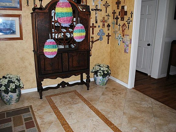 Warm and inviting entry welcomes your guests as they enter.