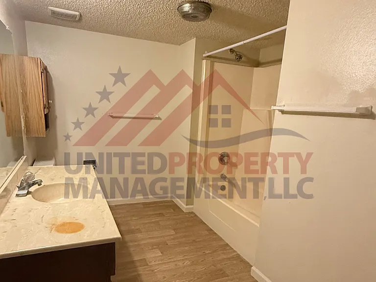 427 W Kiowa Ave — Photo 4