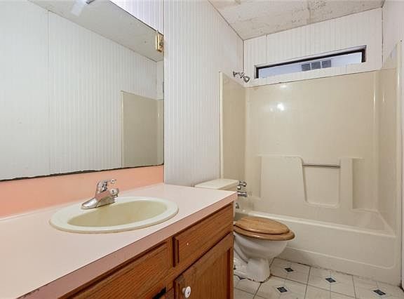 4th image of 9373 Huntington Ave