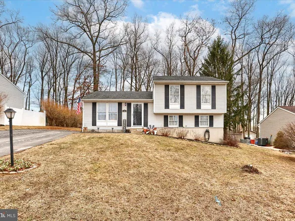 10 Cedar Ln, Stewartstown, PA 17363