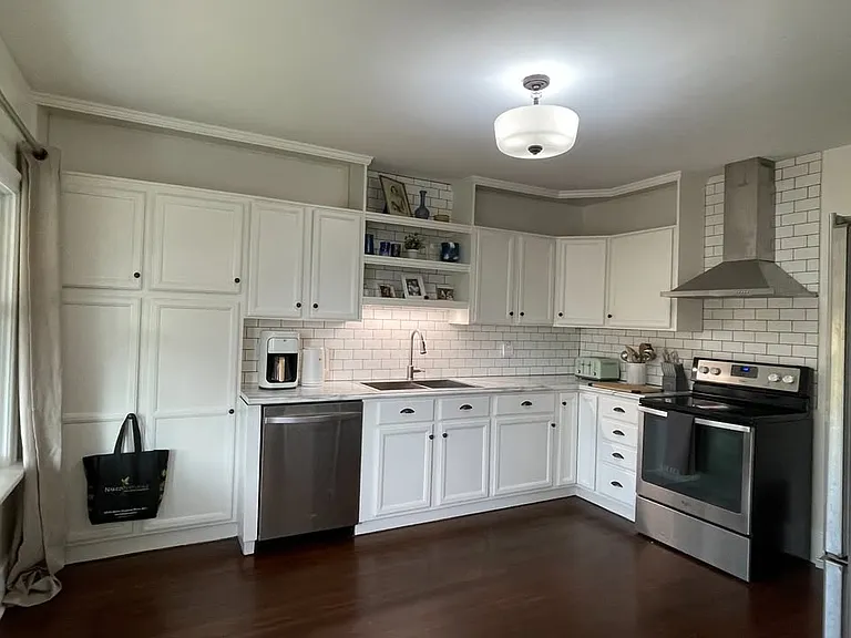 354 Moss St — Photo 2