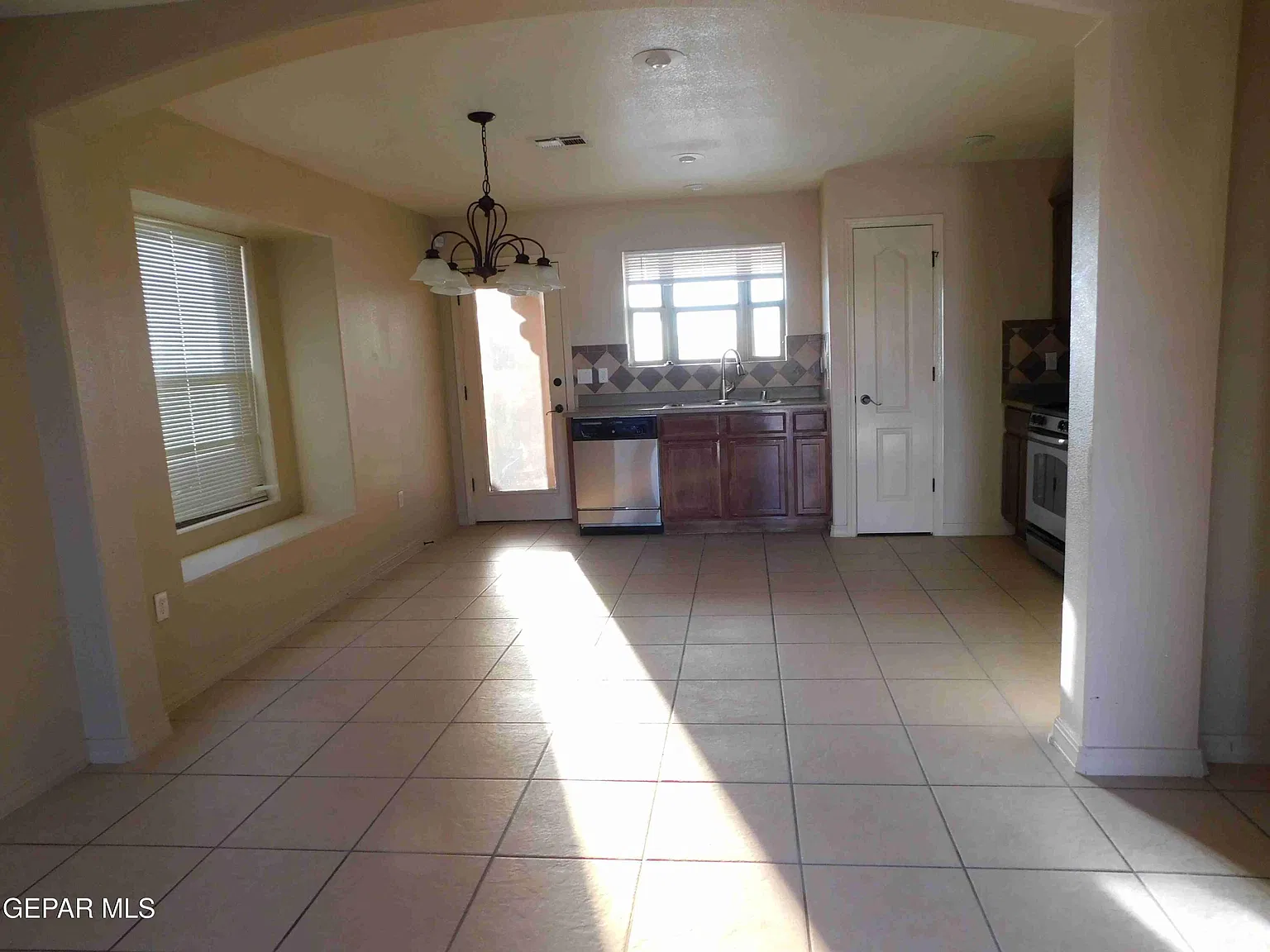 3 bed, 2.0 bath, 1020 sqft, $1,495 — Photo 3