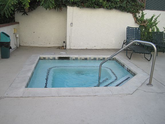 5th image of 17914 Magnolia Blvd Unit 301