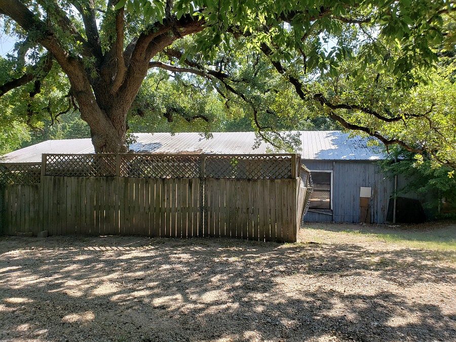 2nd image of 208 W Tarrant St