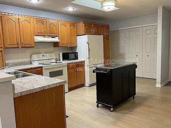 4th image of 239 Lovell St #237