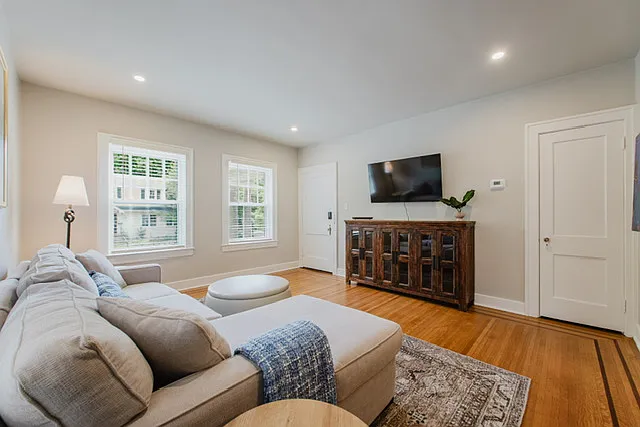 1 bed, 1105 sqft, $2,350 — Photo 2