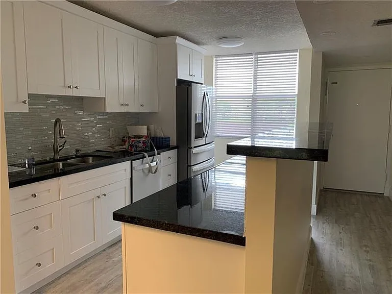 250 Jacaranda Dr #203 — Photo 4